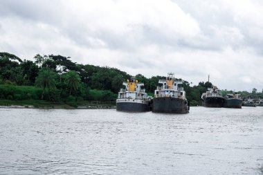 Khulna Bangladeş yakınlarındaki Voyrob Nehri 'nde kargo gemileri, Khulna' dan Voyrob nehrinde gemiler.,