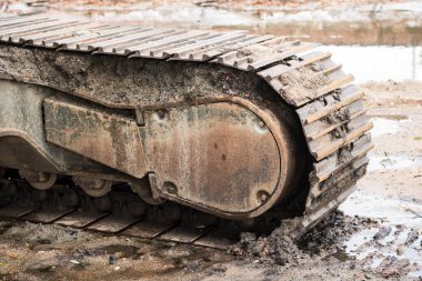 Terk edilmiş eski bir kamyon, Kazı zinciri fotoğrafları, kazıcıdan alınan izler.
