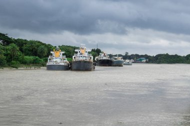 Khulna Bangladeş yakınlarındaki Voyrob Nehri 'nde kargo gemileri, Khulna' dan Voyrob nehrinde gemiler.,