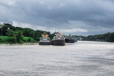 Khulna Bangladeş yakınlarındaki Voyrob Nehri 'nde kargo gemileri, Khulna' dan Voyrob nehrinde gemiler.,
