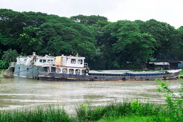 Khulna Bangladeş yakınlarındaki Voyrob Nehri 'nde kargo gemileri, Khulna' dan Voyrob nehrinde gemiler.,
