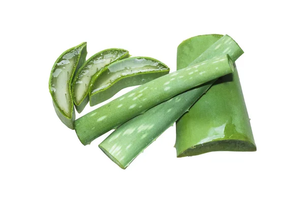 Čerstvé Aloe Vera Listy Plátky Izolované Bílém Pozadí Herb Péče — Stock fotografie