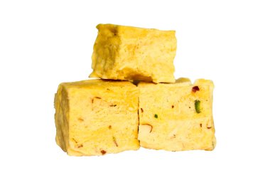 Hindistan 'ın tatlı oğlu Papdi ya da Soan Papdi Nagpur soan papdi' de yapılan beyaz bir arka planda izole edildi.