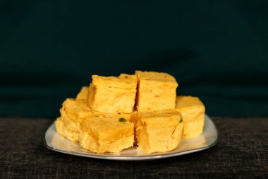 Taze, lezzetli papdi tatlıları, bir tabak Hint soan papdi tatlısı.,