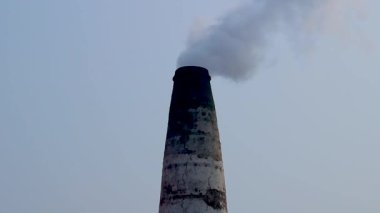 Tuğla ocakları havaya siyah duman yayıyor ve hava kirliliğine, tuğla ocaklarının hava kirliliğine neden oluyor.