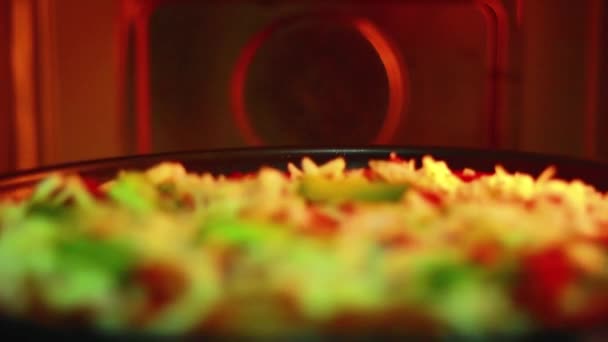 Bărbat Care Transformă Pizza Cuptor Gătește Pizza Într Cuptor — Videoclip de stoc