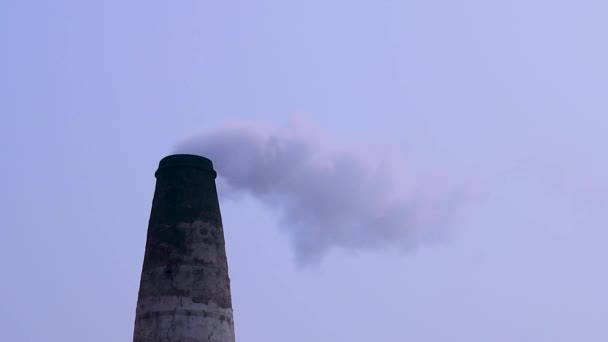 Baksteenovens Stoten Zwarte Rook Uit Lucht Veroorzaken Luchtverontreiniging Luchtverontreiniging Door — Stockvideo