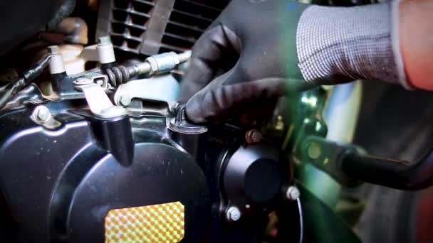오토바이 기계장치는 기름을 바꾸거나 오토바이 기름의 수준을 검사하기 위하여 딥스틱을 — 비디오