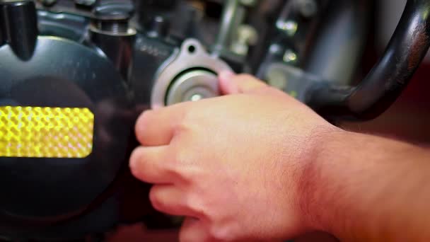 Kfz Mechaniker Mann Entfernt Ölfilter Entfernen Ölfilter Auf Motorrad Für — Stockvideo