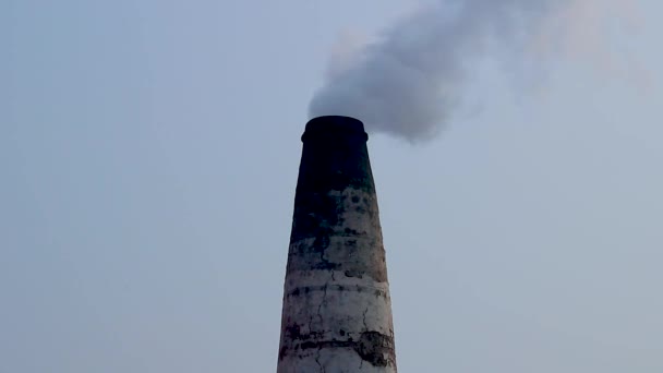 Baksteenovens Stoten Zwarte Rook Uit Lucht Veroorzaken Luchtverontreiniging Luchtverontreiniging Door — Stockvideo