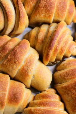 Çörek şeklinde taze kruvasan..