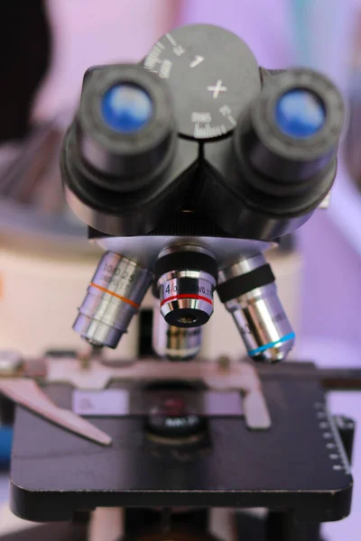 Laboratuvardaki mikroskobun yakın çekimi. Bilimsel araştırmalar için mikroskop.