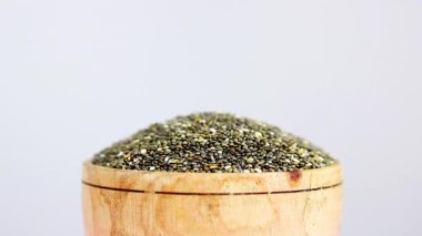 Beyaz arka planda bir kasede çiğ chia tohumunun yakın plan görüntüsü 