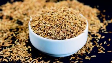 Beyaz seramik kâse üzerinde kimyon tohumları