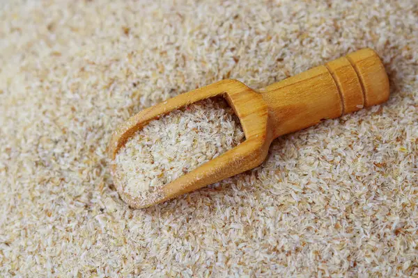 Psyllium kabuğunun arka planında Psyllium kabuğu (Isabgol) olan ahşap kepçe