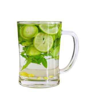 Beyaz bir arka plan kırpma yolunda izole edilmiş cam içinde nane ve salatalık limonatası.