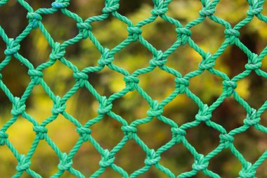 Parktaki yeşil halat örgüsü. Kapatın. Soyut arkaplan.