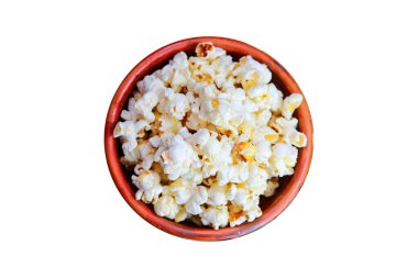 Beyaz arka planda izole edilmiş kilden bir kasede patlamış mısır.