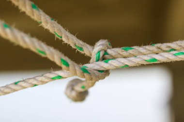 Tekneye bağlanmış bir halatın yakın çekimi sığ bir alan derinliği