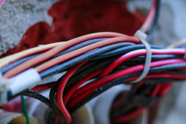 Bir inşaat sahasında elektrik kabloları ve kablolar, fotoğrafa yakın çekim.