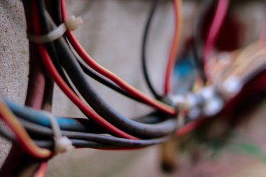 Bir inşaat sahasında elektrik kabloları ve kablolar, fotoğrafa yakın çekim.
