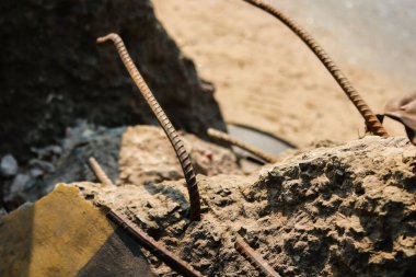 Kırık bir tesiste bükülmüş bir çubuk.