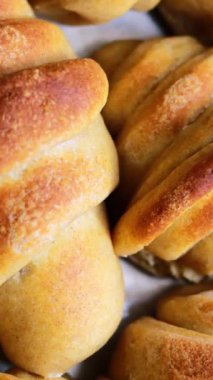 Ev yapımı kruvasan daire çiziyor.