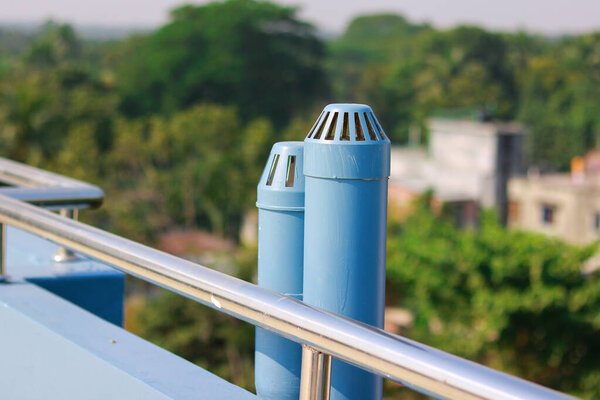 Вентиляционные трубы на крыше с декоративным фоном