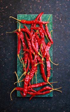 Siyah arkaplanda kırmızı kırmızı kırmızı biber, üst görünüm, kopyalama alanı