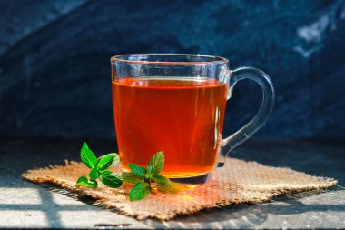 Nane arkaplanlı, seçici odaklı bir fincan çay.