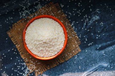 Siyah arka planda, kilden bir kasede pirinç, üst manzara.