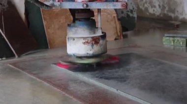 Fabrikada mermer cilası parlatan Polonya Makinesi