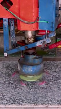 Fabrikada mermer cilası parlatan Polonya Makinesi