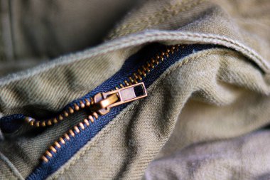 Kot ceketin fermuarını çek. Seçici odak