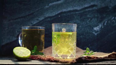 Küçük El Bir fincan çaya limon ekliyor