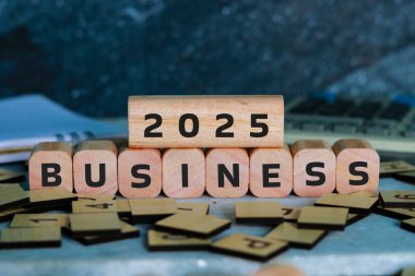 İş konsepti. Tahta küplerle ilgili kelime işleri..