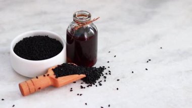 Beyaz Kasede Siyah Tohum, Cam Şişede Siyah Tohum, ve Siyah Tohumlar Ahşap Kepçe, Soldan Sağa Geçiş