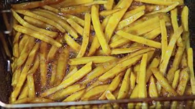 Kızarmış patates: Pişerken kızgın yağdan kabarcıklar yükseliyor