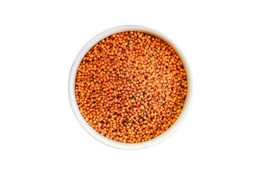 Beyaz arka planda izole edilmiş bir kasede kırmızı hardal.