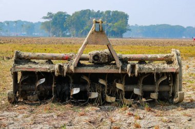 Tarımsal makineler tarlada, fotoğraflara yakın çekim