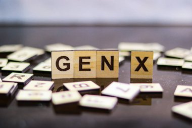Tahta bloklar X jenerasyonu şeklinde harflerle.