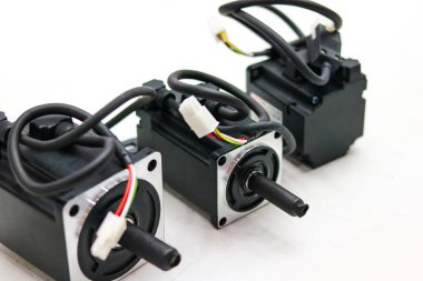 Beyaz arka planda elektrikli motor. Seçici odak.