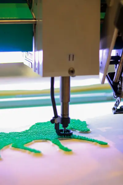 Kumaşa üç boyutlu işlemeli yeşil yaprak. Modern 3D baskı teknolojisi.