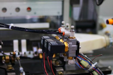 Yüksek teknolojili elektronik bileşenlerin üretimi için endüstriyel ekipmanlar.