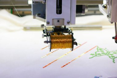 Nakış makinesindeki iplik makarası, fotoğrafın yakın çekimi.