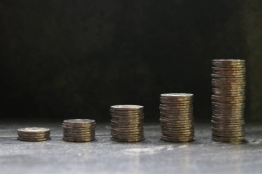 Siyah arkaplan, iş ve finans konularında para yığınları.