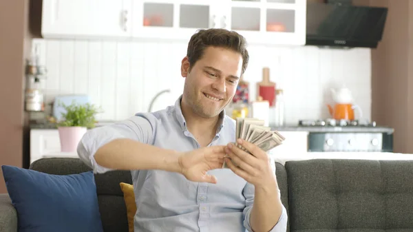 Mladý Muž Velmi Spokojený Svými Penězi Doma Vítězství Online Loterii — Stock fotografie