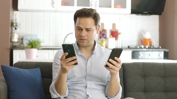 Overwerkte Man Met Twee Smartphones Hand Proberen Bij Houden Met — Stockfoto