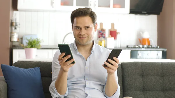Man Werkt Hard Met Twee Smartphones Hand Proberen Bij Houden — Stockfoto