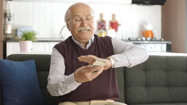 Šťastný Stařec Těší Svých Dolarů Starý Muž Sedí Pohovce Vyhazuje — Stock fotografie